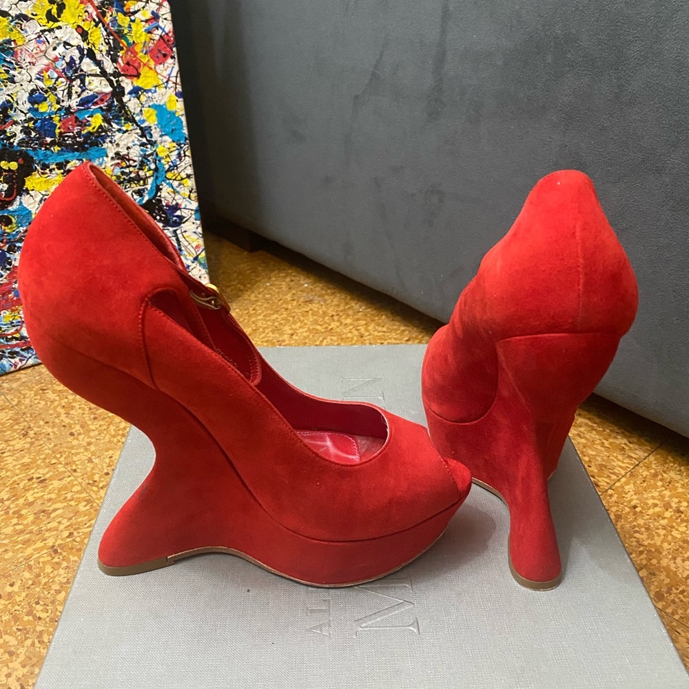 Alexander McQueen
Women's Red Velour Curved Wedge Heels. size 37(7)